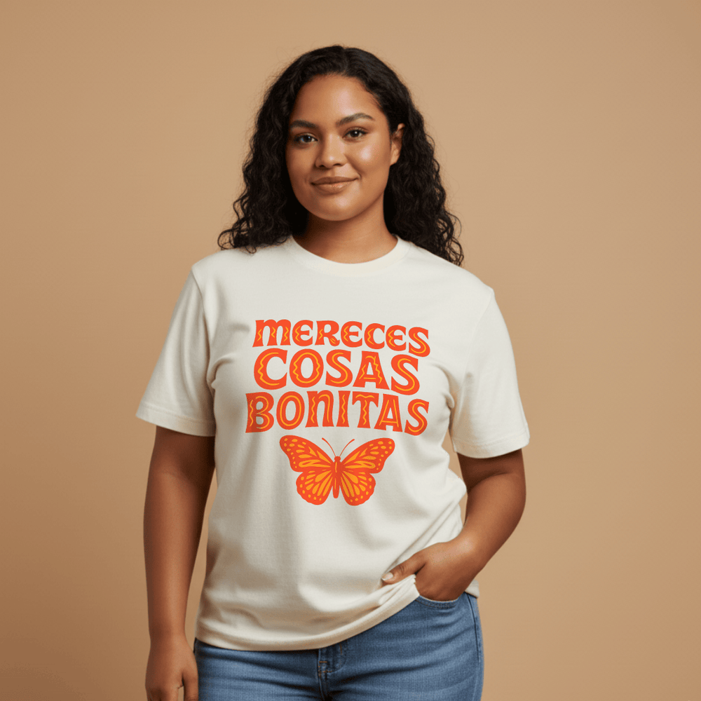 Mereces Cosas Bonitas T-Shirt lifestyle photo