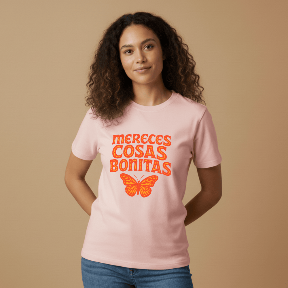 Mereces Cosas Bonitas T-Shirt lifestyle photo